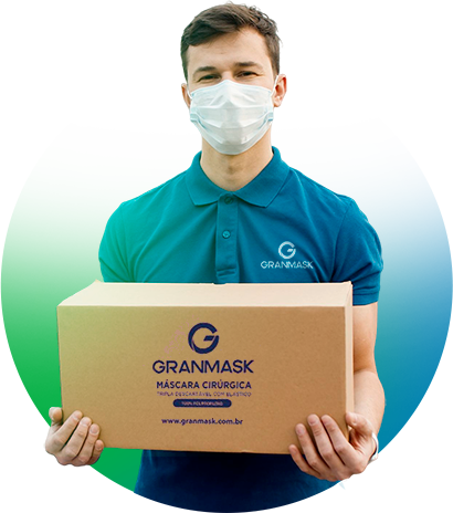 Homem segurando caixa da GranMask - Máscaras Descartáveis